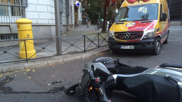 La motocicleta y la ambulancia en el lugar del accidente